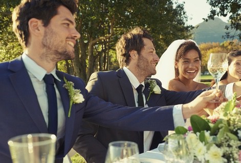 Los colores oscuros son los más apropiados para acudir a una boda de tarde