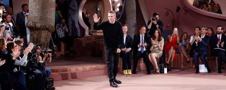 Raf Simons en el desfile Crucero 2015 de Dior