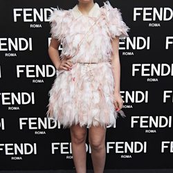 Miriam Giovanelli se viste de plumas en un acto de Fendi