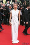 Bar Refaeli con un Atelier Versace en la inauguración del Festival de Cannes 2015