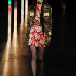 Vestido floreado de la primavera/verano 2015 de Saint Laurent en la Semana de la Moda de París
