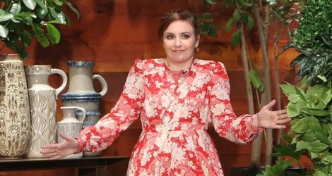 Lena Dunham con un vestido floreado de Yves Saint Laurent