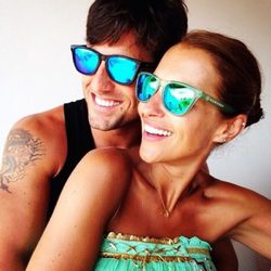 Paula Echevarría y David Bustamante luciendo gafas Hawkers