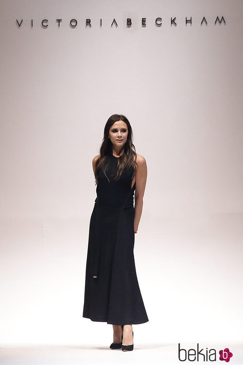 Victoria Bekcham tras el desfile de su firma en Singapur