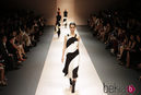 Vestido blanco y negro de la colección de Victoria Beckham en Singapur