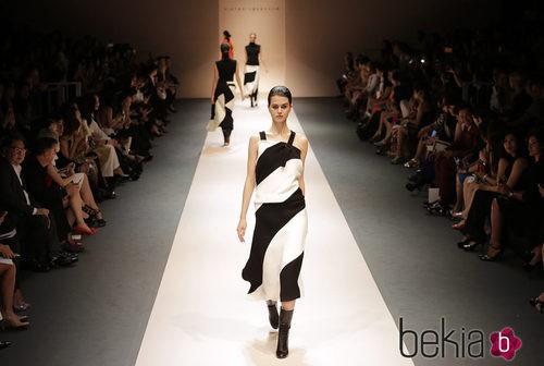 Vestido blanco y negro de la colección de Victoria Beckham en Singapur
