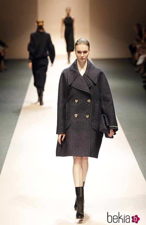 Abrigo oversize de la colección de Victoria Beckham en Singapur
