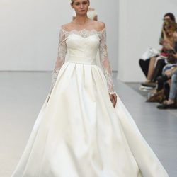 Vestido de novia de mangas caidas de Hannibal Laguna