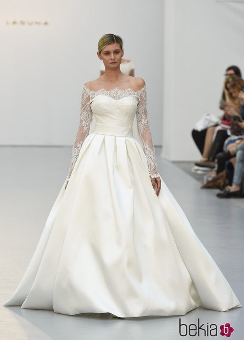 Vestido de novia de mangas caidas de Hannibal Laguna