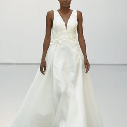 Vestido de novia con escote de pico de Hannibal Laguna