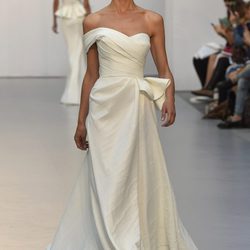 Vestido de novia asimétrico de Hannibal Laguna 