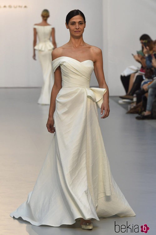 Vestido de novia asimétrico de Hannibal Laguna 