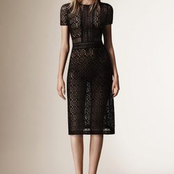 Vestido negro de encaje macramé de la colección Crucero 2016 de Burberry Prorsum