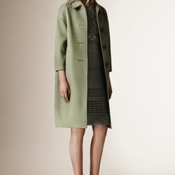 Abrigo verde manzana de la colección Crucero 2016 de Burberry Prorsum