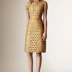 Vestido color oro de la colección Crucero 2016 de Burberry Prorsum