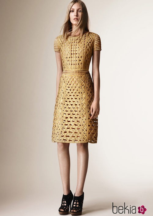 Vestido color oro de la colección Crucero 2016 de Burberry Prorsum