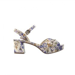 Sandalia con estampado floral de la colección primavera/verano 2015 de Gadea