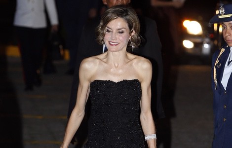 La Reina Letizia luciendo un vestido negro de Felipe Varela en Honduras