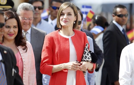 La Reina Letizia opta por un conjunto blanco de Hugo Boss y un abrigo de Adolfo Domínguez 