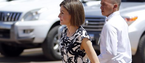 La Reina Letizia con camisa estampada de Mango y pantalón negro de Hugo Boss en Honduras