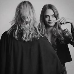 Cara Delevingne ocultando el rostro de su nueva acompañante en la campaña de Mango