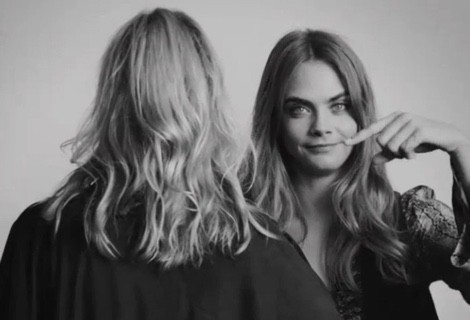 Cara Delevingne ocultando el rostro de su nueva acompañante en la campaña de Mango