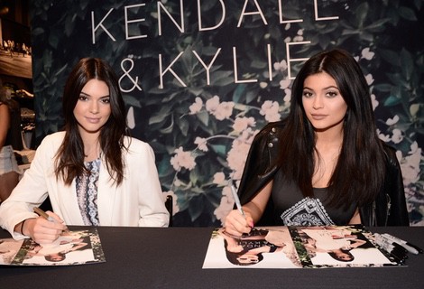 Kendall y Kylie Jenner firmando catálogos de su nueva colección para PacSun