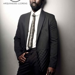 Malcolm T. Sitté con un traje de Arquímides Llorens