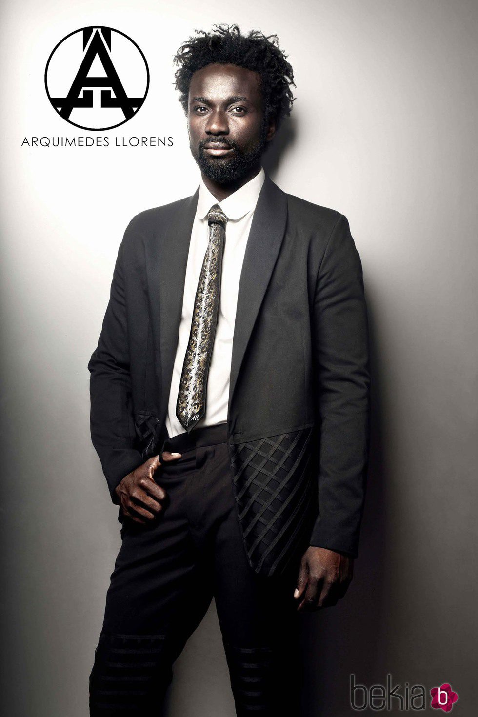 Malcolm T. Sitté con un traje de Arquímides Llorens