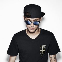 Police sigue confiando en Neymar Jr. como imagen de campaña