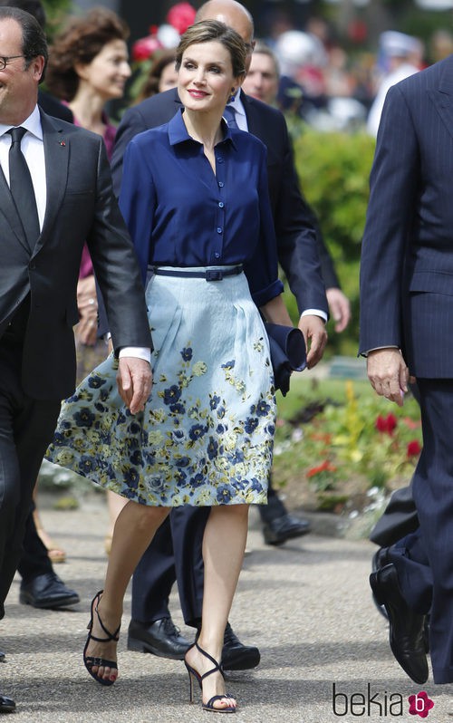 La Reina Letizia con un look primaveral de Carolina Herrera en París