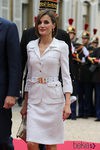 La Reina Letizia con un conjunto blanco de Felipe Varela en París