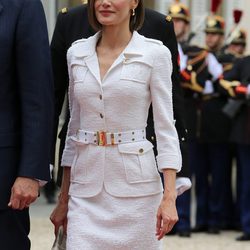 La Reina Letizia con un conjunto blanco de Felipe Varela en París