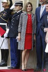 La Reina Letizia con un dos piezas rojo y abrigo de Nina Ricci en París