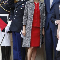 La Reina Letizia con un dos piezas rojo y abrigo de Nina Ricci en París