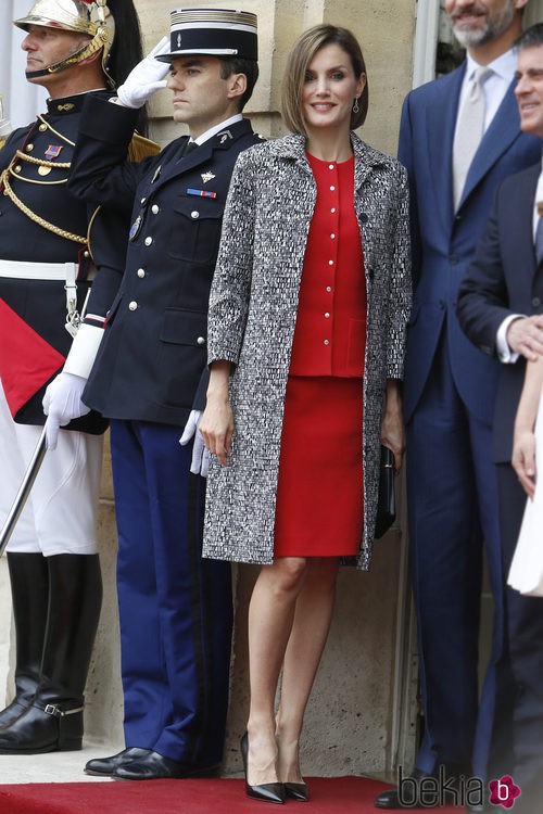 La Reina Letizia con un dos piezas rojo y abrigo de Nina Ricci en París