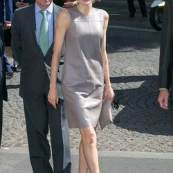 La Reina Letizia con un vestido de cuero en color gris en su viaje a París