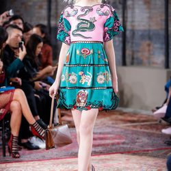 Vestido con motivos naturales bordados de la colección Crucero 2016 de Gucci