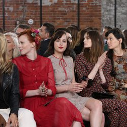 Dakota Johnson, Laura Love y Karen Elson en el desfile Crucero de Gucci