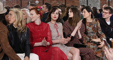Dakota Johnson, Laura Love y Karen Elson en el desfile Crucero de Gucci