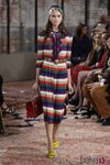 Vestido a rayas y con chorreras de la colección Crucero 2016 de Gucci 