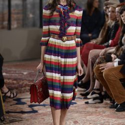 Vestido a rayas y con chorreras de la colección Crucero 2016 de Gucci 