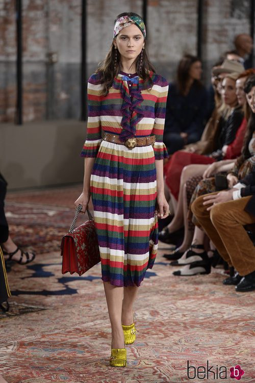 Vestido a rayas y con chorreras de la colección Crucero 2016 de Gucci 