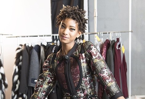 Willow Smith entre bastidores durante la sesión fotográfica de Marc Jacobs