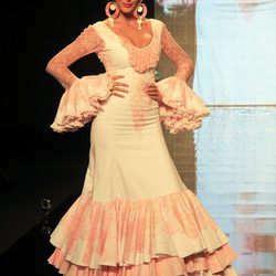 Noelia López desfilando para Pilar Vega en el SIMOF 2015