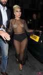 Lady Gaga con un diseño troquelado y birllantes en los pechos 