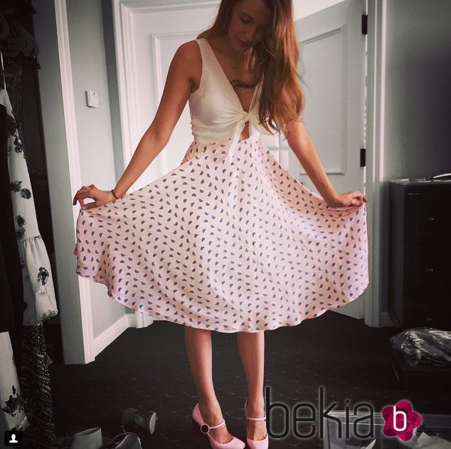 Blake Lively con uno de sus vestidos codiseñado junto a Amour Vert