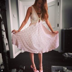 Blake Lively con uno de sus vestidos codiseñado junto a Amour Vert