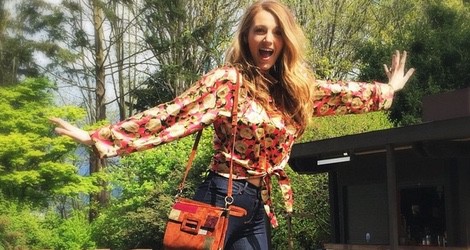 Blake Lively con una de sus camisas diseñadas para Preserve