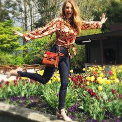 Blake Lively con una de sus camisas diseñadas para Preserve